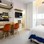 Omar do Rio - BL 213 - Studio Moderno, Internet 120mbps, Smart TV, na melhor localização de Copacabana, próximo ao Baixo Copa, 03 minutos andando da Praia de Copacabana e do Metrô Cantagalo