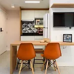 Omar do Rio - BL 213 - Studio Moderno, Internet 120mbps, Smart TV, na melhor localização de Copacabana, próximo ao Baixo Copa, 03 minutos andando da Praia de Copacabana e do Metrô Cantagalo